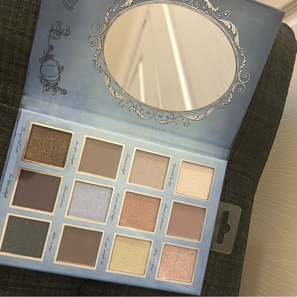 Disney Set of Eye Shadow & Lip Balms, NWT - Picture 3 of 4